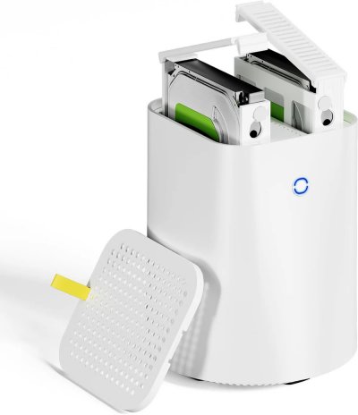 Photo de l'Aoostar R1 N100. Le couvecle du dessus est retiré, et les disques à moitié sortis.